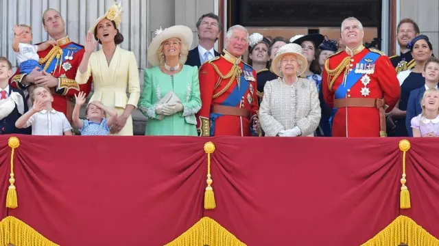 英国王室成员在白金汉宫阳台观看皇家空军飞行表演，2019年女王伊丽莎白二世生日