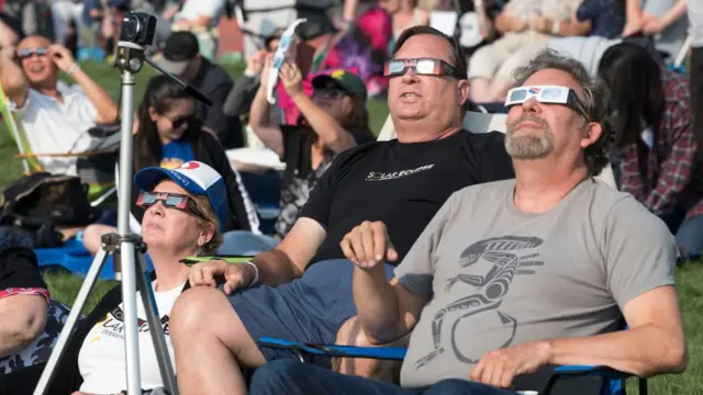 PErsonas miran al cielo