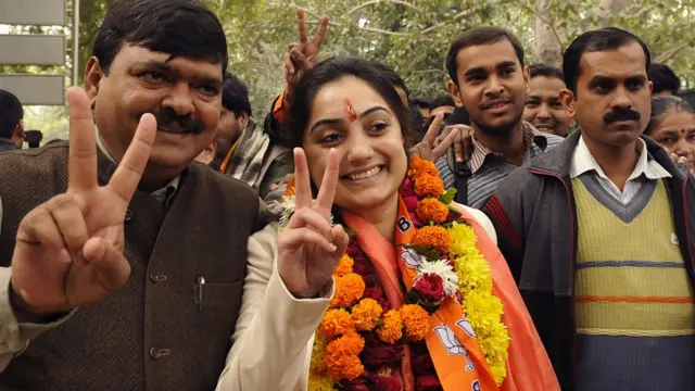 নূপুর শর্মা (ডানে) ২০১৫ সালে দিল্লি রাজ্য বিধানসভা নির্বাচনে বিজেপি থেকে প্রার্থীও হয়েছিলেন। তাকে বিজেপির মূলস্রোতের বাইরের কেউ বলে দেখানোর চেষ্টা গ্রহণযোগ্য হবে না বলে মন্তব্য করেছেন সমালোচকরা।