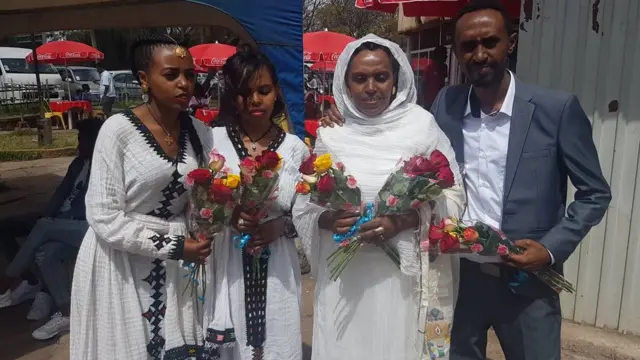 ደቂ ጋዜጠኛ ነጋ ተገኝ ሜሪ ነጋ፣ ሮዳስ ነጋ፣ ናሆም ነጋን በዓልቲ ቤቱ ትርሓስ የማነን፡ ንነጋ ንምቕባል ኣብ መዕርፎ ነፈርቲ ኣብ ዝወፅእሉ ግዘ