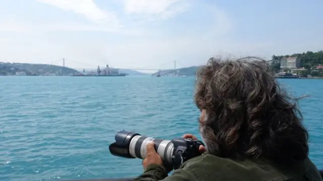 یوروک ایسیک در حال عکاسی