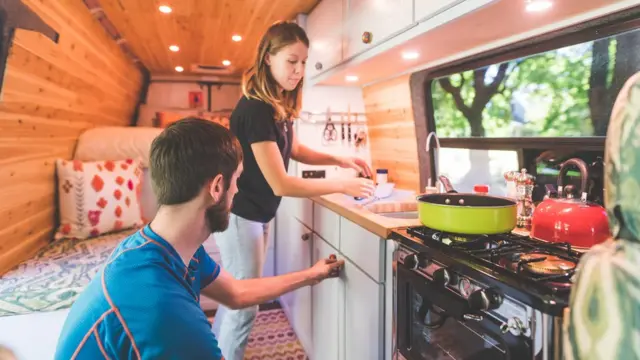 Pareja en una casa pequeña.