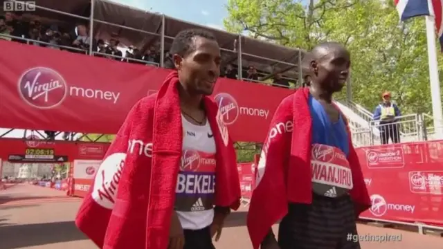 Kenenisa Bekele (kushoto) na Daniel Wanjiru