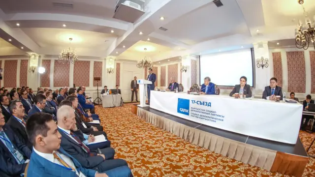 Атамбаевдин Жээнбековду сындаган сөзүнө каршы болуп, КСДПнын съездинен түштүктөн келген бир топ делегат чыгып кетти.