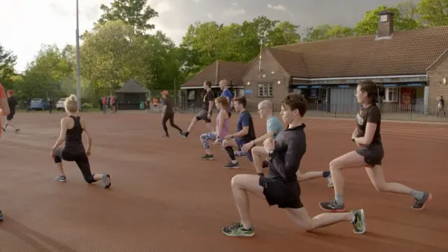 Pessoas praticando exercício