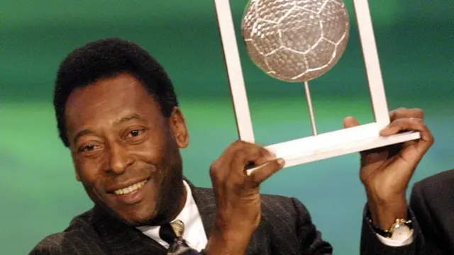 Pelé com troféufutebolista do século 20