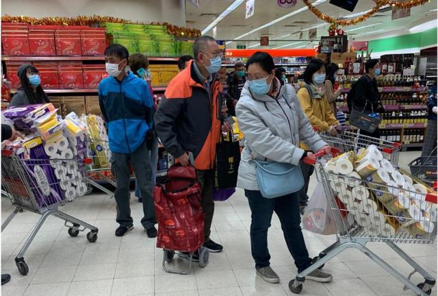 市民擔心香港物資供應，在超級市場買大量日用品。