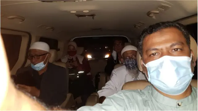 আবু বাকার বাসিরকে জেল থেকে মুক্তির পর বাড়িতে নিয়ে যাওয়া হচ্ছে