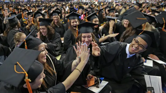 Jóvenes festejando durante su graduación
