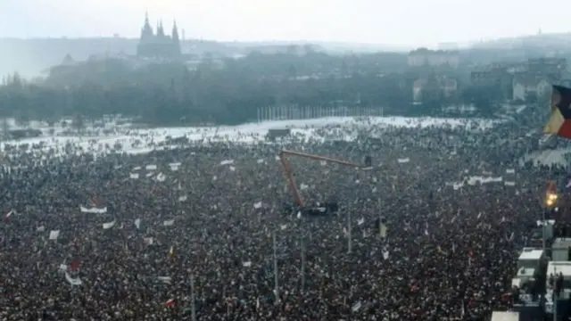Setengah juta orang berunjuk rasa di Praha pada bulan November 1989.