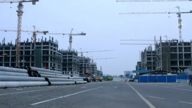 Pekerja beraktivitas di kawasan proyek pembangunan Apartemen Meikarta, di Cikarang, Kabupaten Bekasi, Jawa Barat, Senin (15/10).