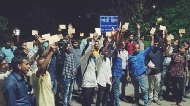 आंदोलक विद्यार्थी