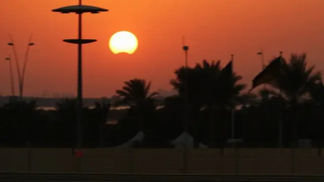 Wakati wa kuanza kupatwa kwa mwezi, humegwa kipande kidogo kidogo