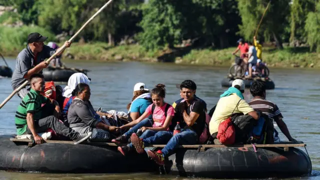 Göç.menler Guatemala-Honduras sınırındaki Suchiate nehrini kendi yaptıkları sallarla geçmeye çalışıyor