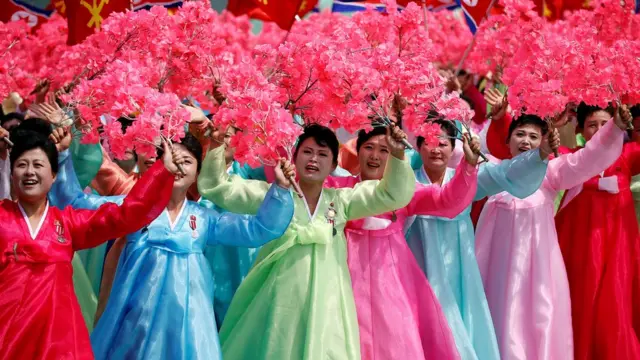 उत्तर कोरिया की परेड में शामिल महिलाएं.