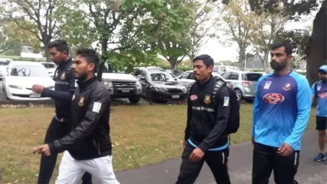 বাস থেকে নেমে পার্কের ভেতর দিয়ে নিরাপদে ফিরে যাচ্ছেন তামিম, তাইজুল, মিরাজ ও সৌম্য