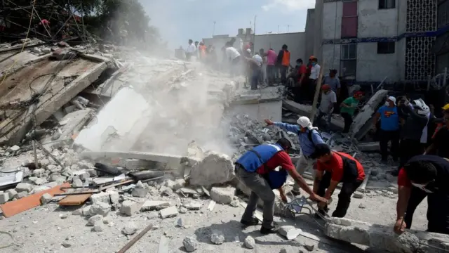 Rescatistas retiran escombros