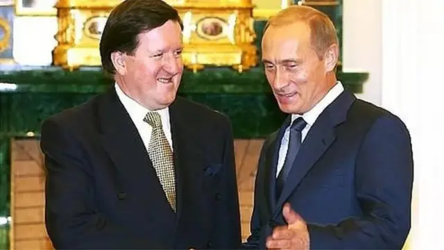 ब्रिटेन के पूर्व रक्षा मंत्री और 1999 से 2003 के बीच नेटो के महासचिव रहे जॉर्ज रॉबर्टसन के साथ रूसी राष्ट्रपति व्लादिमीर पुतिन