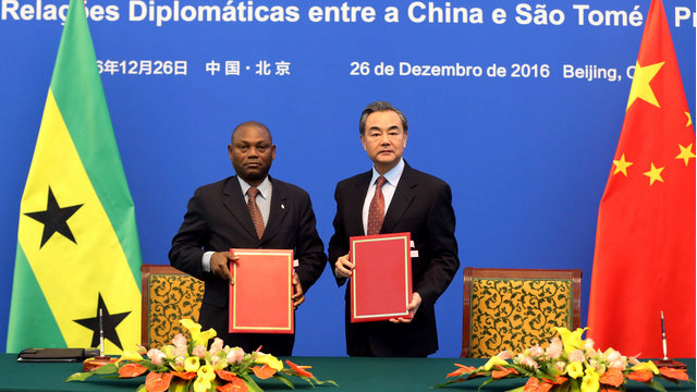 中国大陆与圣多美恢复外交关系。