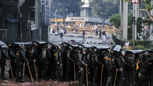 Massa yang bentrok dengan polisi di kawasan Tanah Abang, Jakarta Pusat, pada Rabu (22/5).