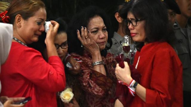 Pendukung Ahok menangis setelah hakim menyampaikan vonis penjara dua tahun di gedung Kementerian Pertanian, Jakarta Selatan.