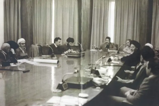 جلسه شورای انقلاب به ریاست بنی‌صدر. از چپ بازرگان٬ مهدوی کنی٬ سحابی٬ خامنه‌ای٬ بنی‌صدر٬ حسن حبیبی و موسوی اردبیلی. عکس از کتاب 'روایتی از زندگی و زمانه آیت‌الله خامنه‌ای' نوشته جعفر شیرعلی‌نیا