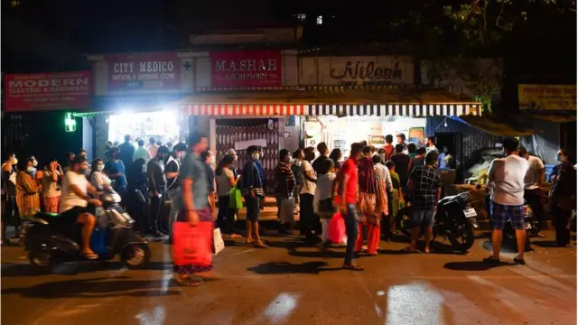 ভারতে হটাৎ করে লকডাউন ঘোষণার কারণে অনাহারে থাকার ভয়ে 'প্যানিক বাইয়িং'-এর হিড়িক।