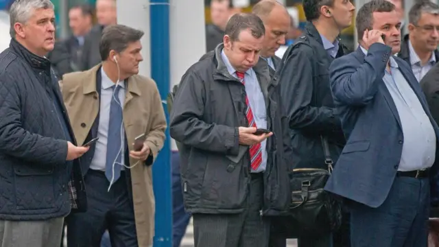 Пішоходи на вулиці зі смартфонами