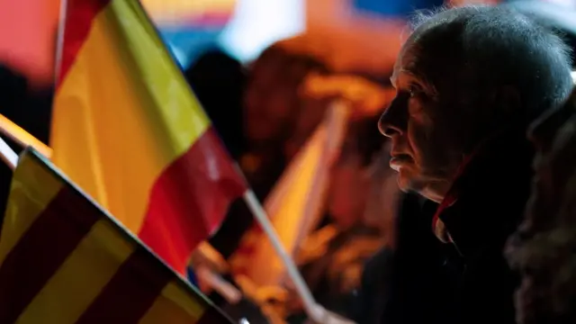 Un hombre, con una bandera de España en un mitin de Ciudadanos.