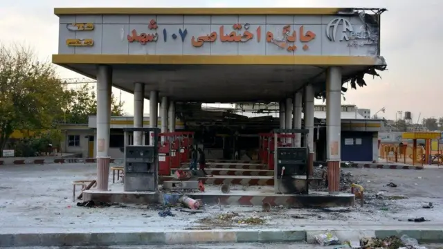 النيران أضرمت في محطات الوقود والمصارف والمحال