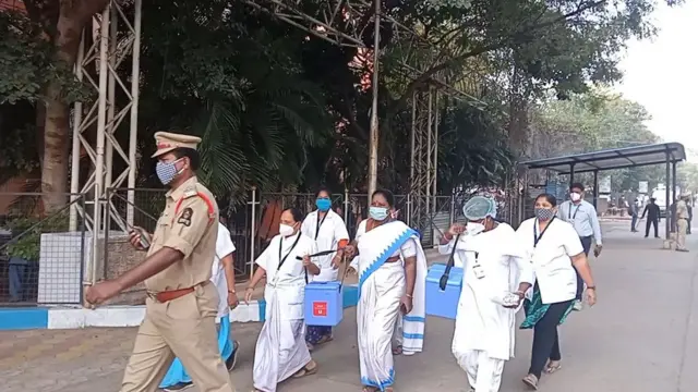 గాంధీ ఆసుపత్రికి వ్యాక్సీన్లు తీసుకొస్తున్న సిబ్బంది