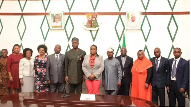 Seyi Makinde ati aya rẹ pẹlu awọn ọmọ igbimọ alakoso tuntun fun ajọ Saca