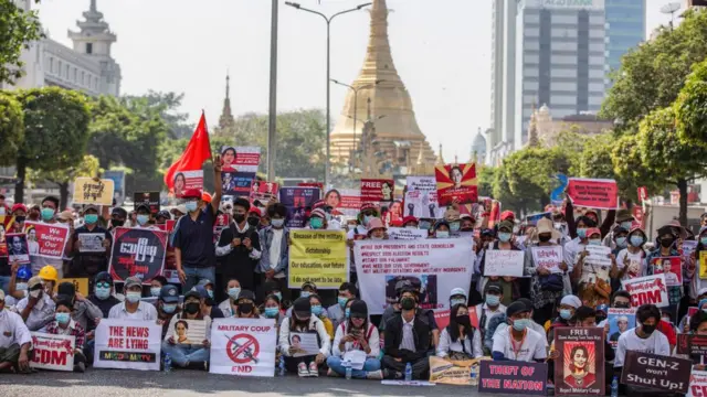সামরিক অভ্যুত্থানের বিরুদ্ধে ইয়াঙ্গনের রাজপথে প্রতিবাদ