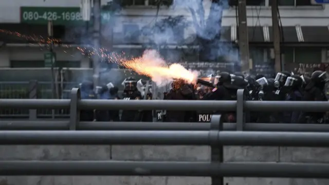 ตำรวจยิงปืน