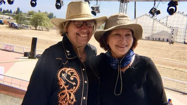 Би-Би-Си редактору Гүлнара Касмамбетова менен АКШнын көк бөрү командасынын машыктыруучусу Кандра Дэй.