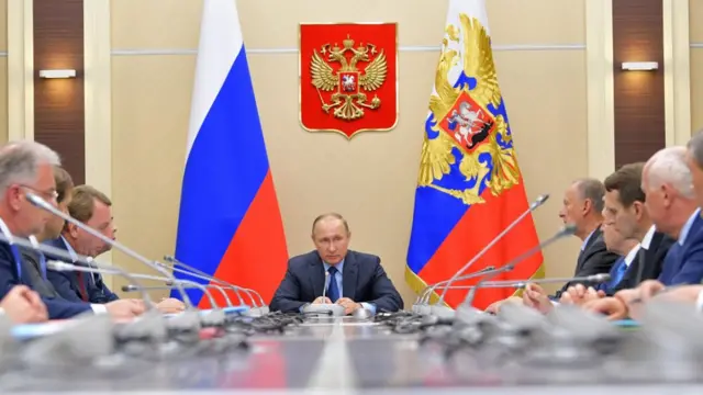 Vladimir Putin presidiendo un consejo.