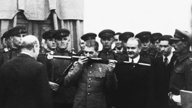 Тегеранская конференция 1943 года: Уинстон Черчилль вручает Иосифц Сталину Почетный меч за Сталинградскую победу