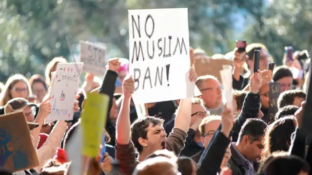 ประชาชนถือป้ายประท้วง