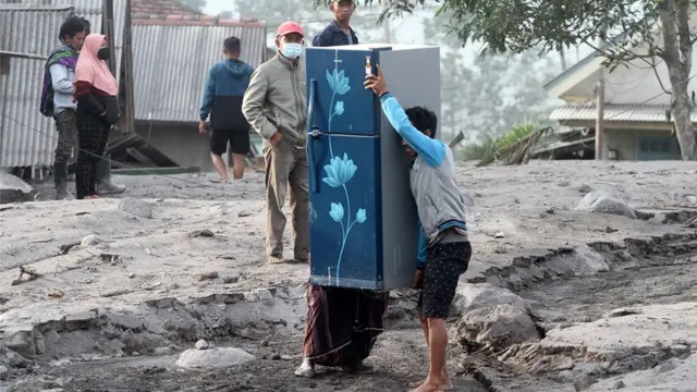 menyelamatkan barang berharga setelah erupsi semeru