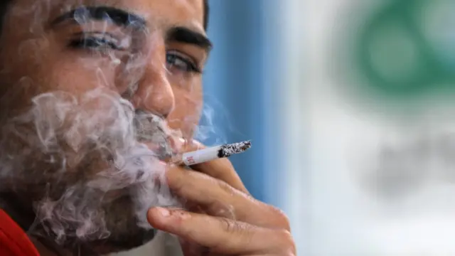 مصريين يستقبلون #أسعار_السجائر_الجديدة بالسخرية