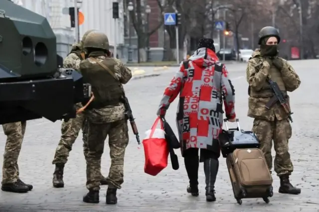 የኪዬቭ ነዋሪዎች በከተማዋ ከባድ ፍንዳታዎች መሰማታቸውን ተከትሎ ከከተማዋ እየሸሹ ነው