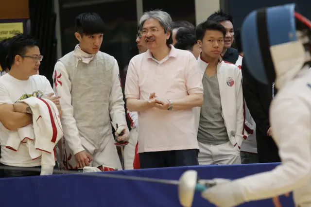 前财政司司长曾俊华80年代开始回母校喇沙书院担任教练，图为他与现役男子花剑运动员蔡俊彦。