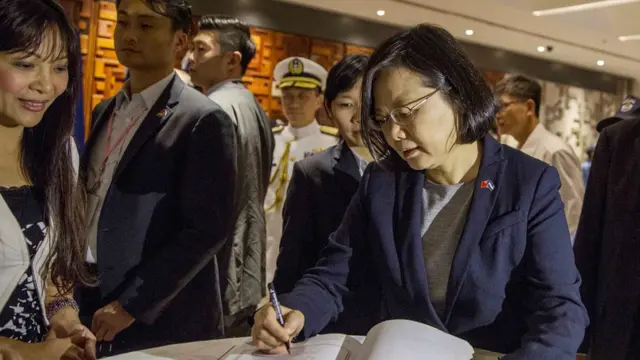 台湾总统蔡英文抵达尼加拉瓜后在饭店纪念簿上签字留念