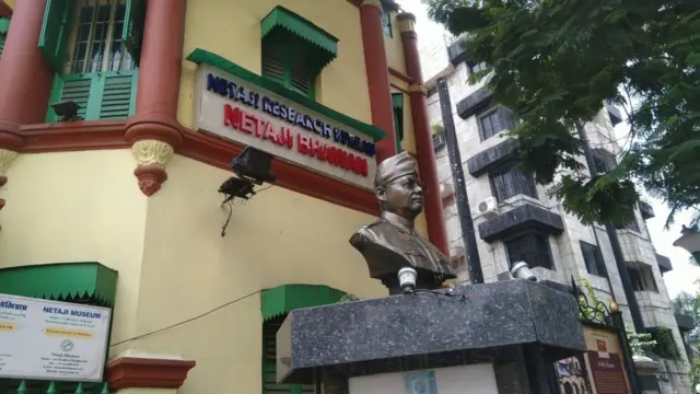 ਨੇਤਾ ਜੀ ਦੀ ਕਲਕੱਤਾ ਵਿੱਚ ਰਿਹਾਇਸ਼ ਜੋ ਹੁਣ ਯਾਦਗਾਰ ਹੈ ਅਤੇ ਨੇਤਾ ਜੀ ਰਿਸਰਚ ਬਿਊਰੋ ਦਾ ਦਫ਼ਤਰ ਵੀ ਹੈ