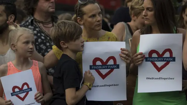 Bir aradayız pankartı taşıyanlar