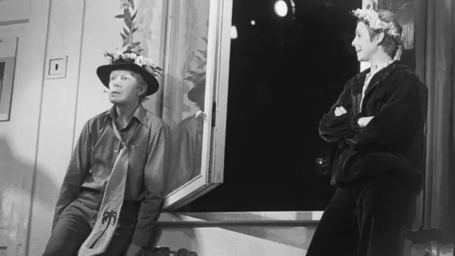 Со спектакля "Взрослая дочь молодого человека" в Московском драматическом театре имени К.С. Станиславского началось признание Васильева-режиссера. В роли Куприянова Альберт Филозов, в роли Эллы Татьяна Майст. 17 мая 1979 г.