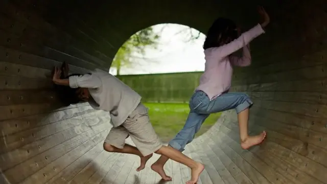 У корпорацијском окружењу, прихватање парадокса може потакнути креативност, учинковитост и иновативност, иако то може изгледати контраинтуитивно