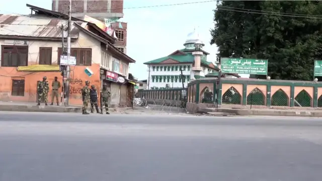 শ্রীনগরে ঈদের দিনে সুনসান রাস্তা। বড় কোনো মসজিদেই ঈদের নামাজের অনুমতি দেওয়া হয়নি।