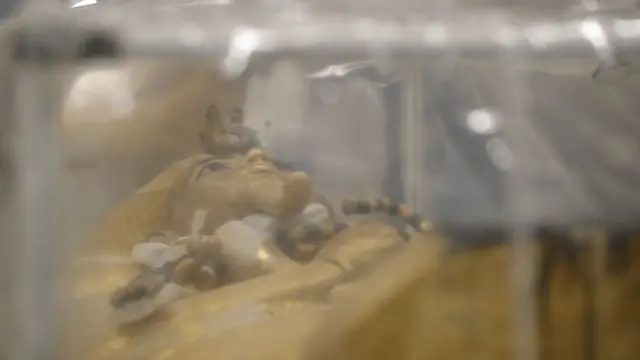 التابوت المذهب الخارجي للملك الشاب توت عنخ آمون