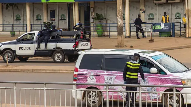 Abashinzwe umutekano bagenzura iyubahirizwa ry'ingamba zo kwirinda Covid-19 i Kigali mu kwezi kwa kane 2020